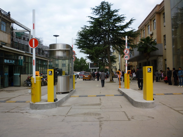 安徽廬江縣人民醫院藍牙遠距離停車場管理系統近景