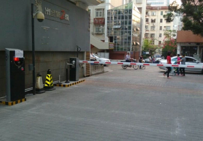 智能<a href='http://www.jytzjx.cn/Product/Parking/License/' target='_blank'>車牌識別</a>系統為人們創造良好的停車環境，助力智慧城市的發展